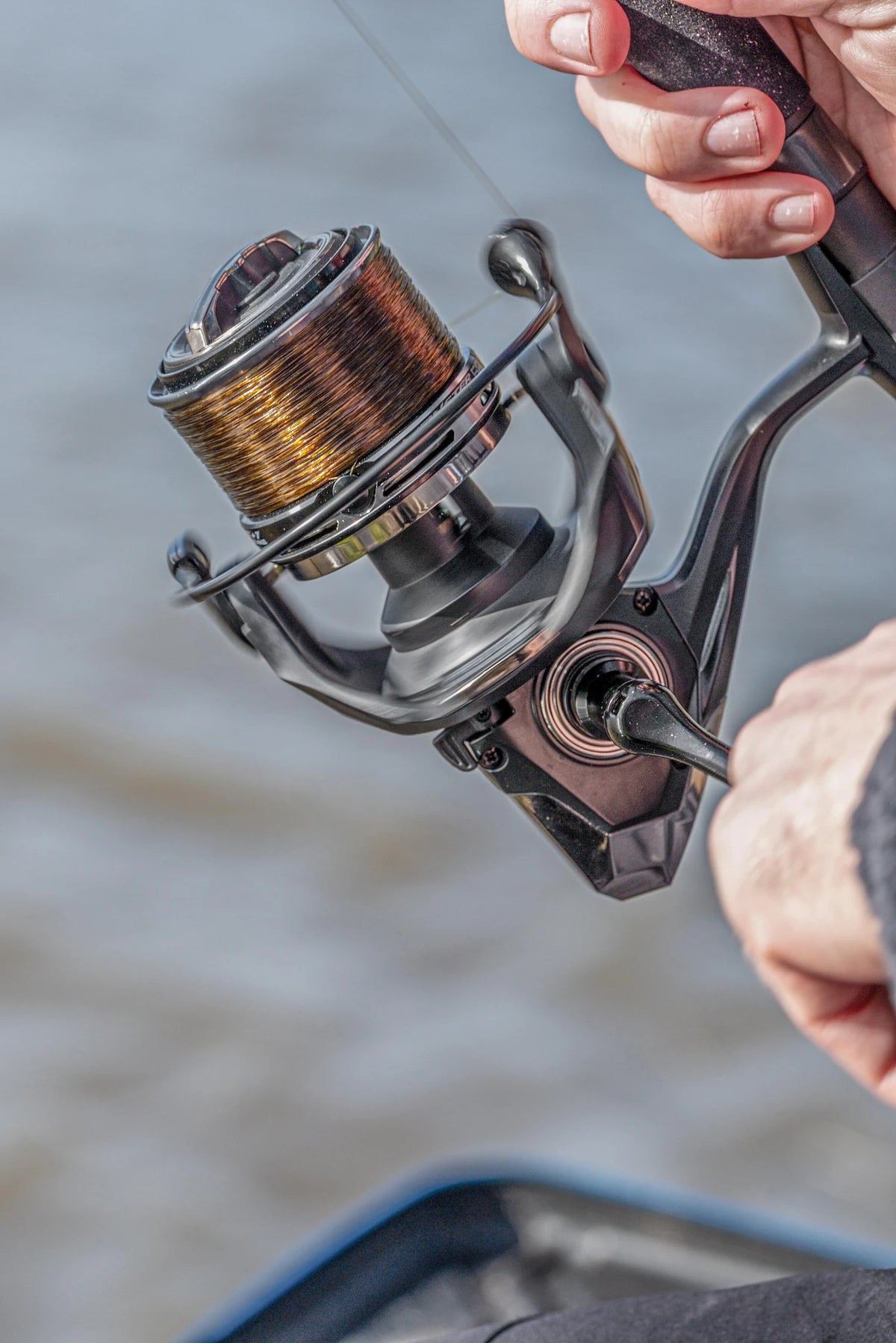 Visser draait een Preston Monster Feeder Reel binnen