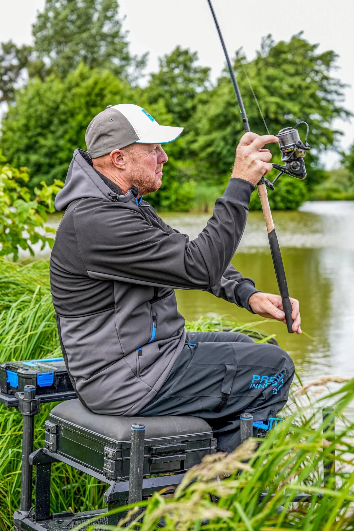 Visser aan de waterkant met Preston Monster Feeder Reel