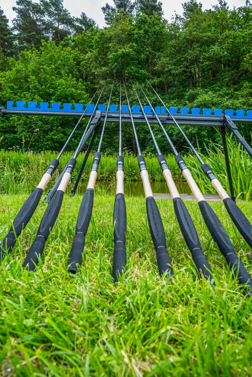 Preston Monster XS Carp Feeder Rods – meerdere Monster XS Carp Feeder-hengels naast elkaar