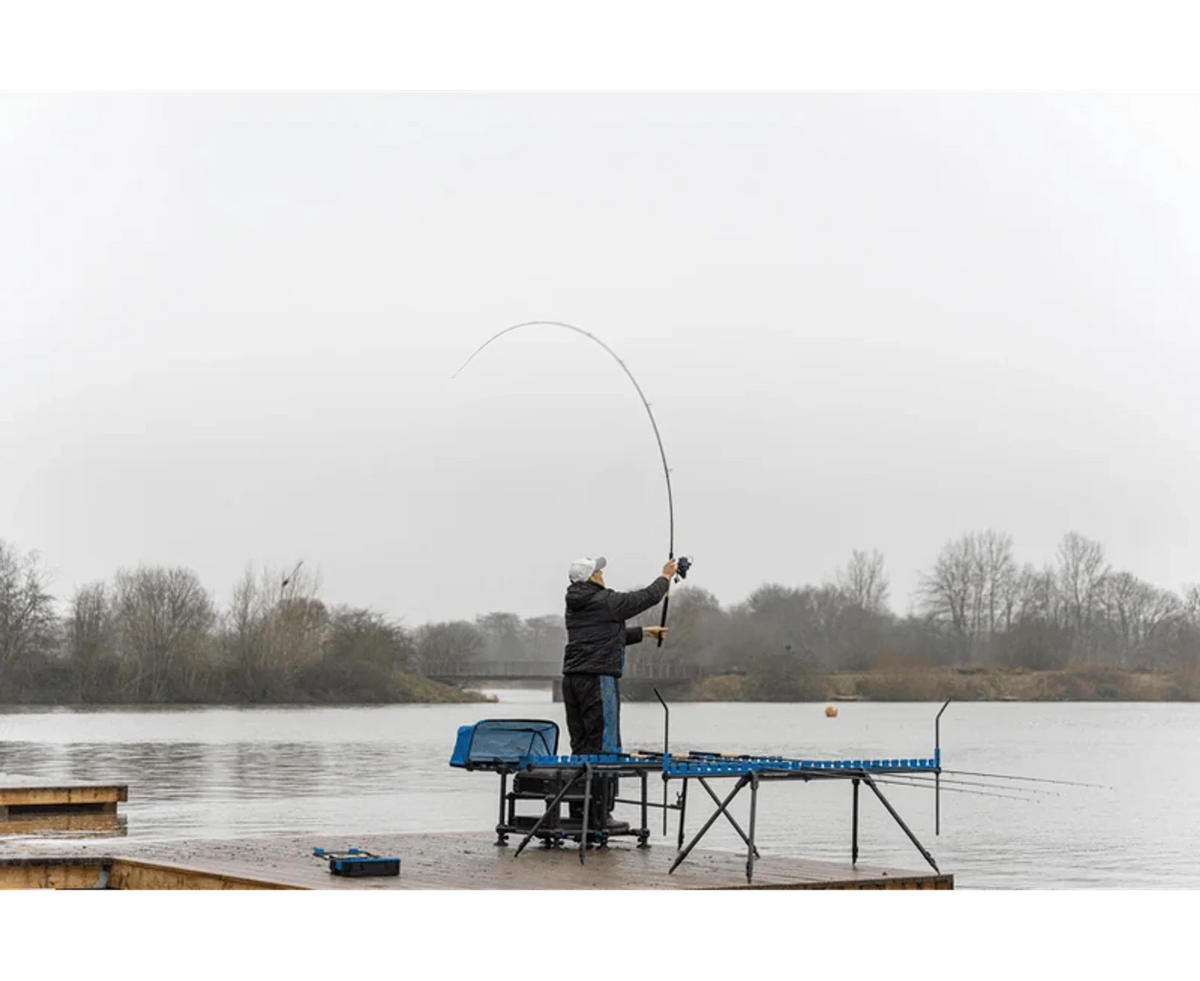 Preston Monster XTR Pro Rods – feederhengel in gebruik tijdens een worp