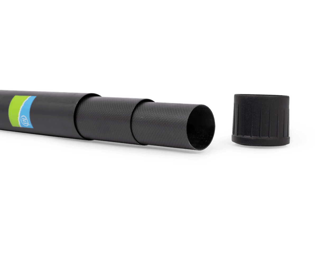 Preston Monster XTR Pro schepnetsteel, detail van de carbon steelonderdelen naast de losse geribbelde einddop