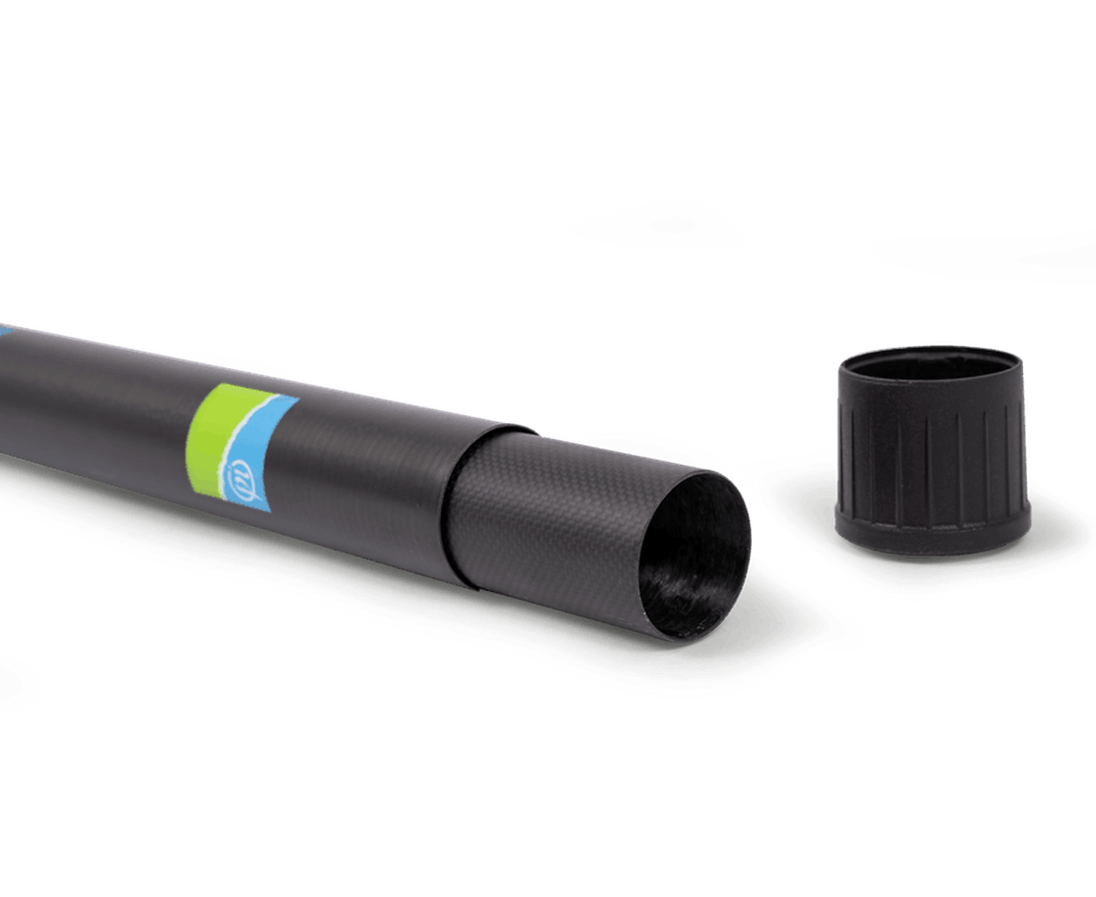 Preston Monster XTR Pro schepnetsteel, schuin detail van het open carbon steelonderdeel met de losse einddop ernaast