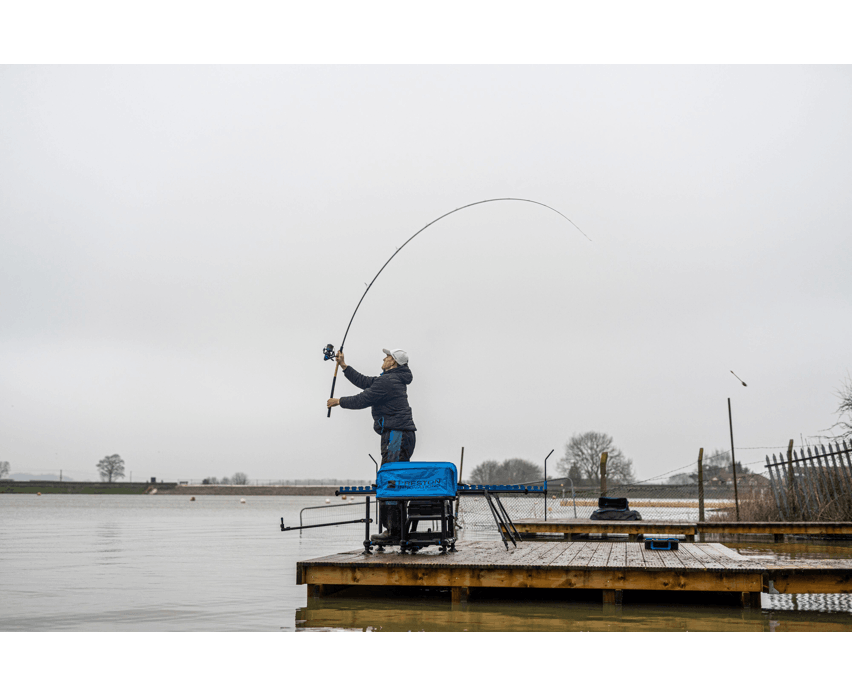 Preston Monster XTR Pro Rods – krachtige feederhengel tijdens een worp