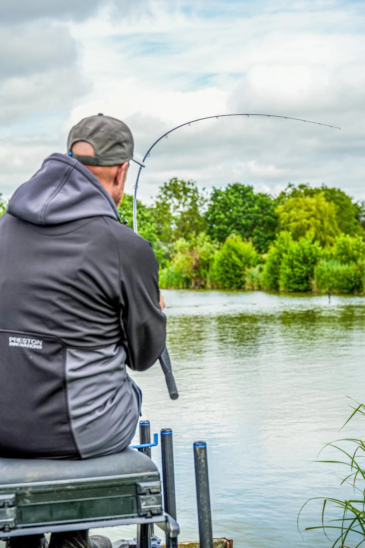 Preston Monster Xtreme Distance Feeder Rods - visser die de hengel werpt aan een meer