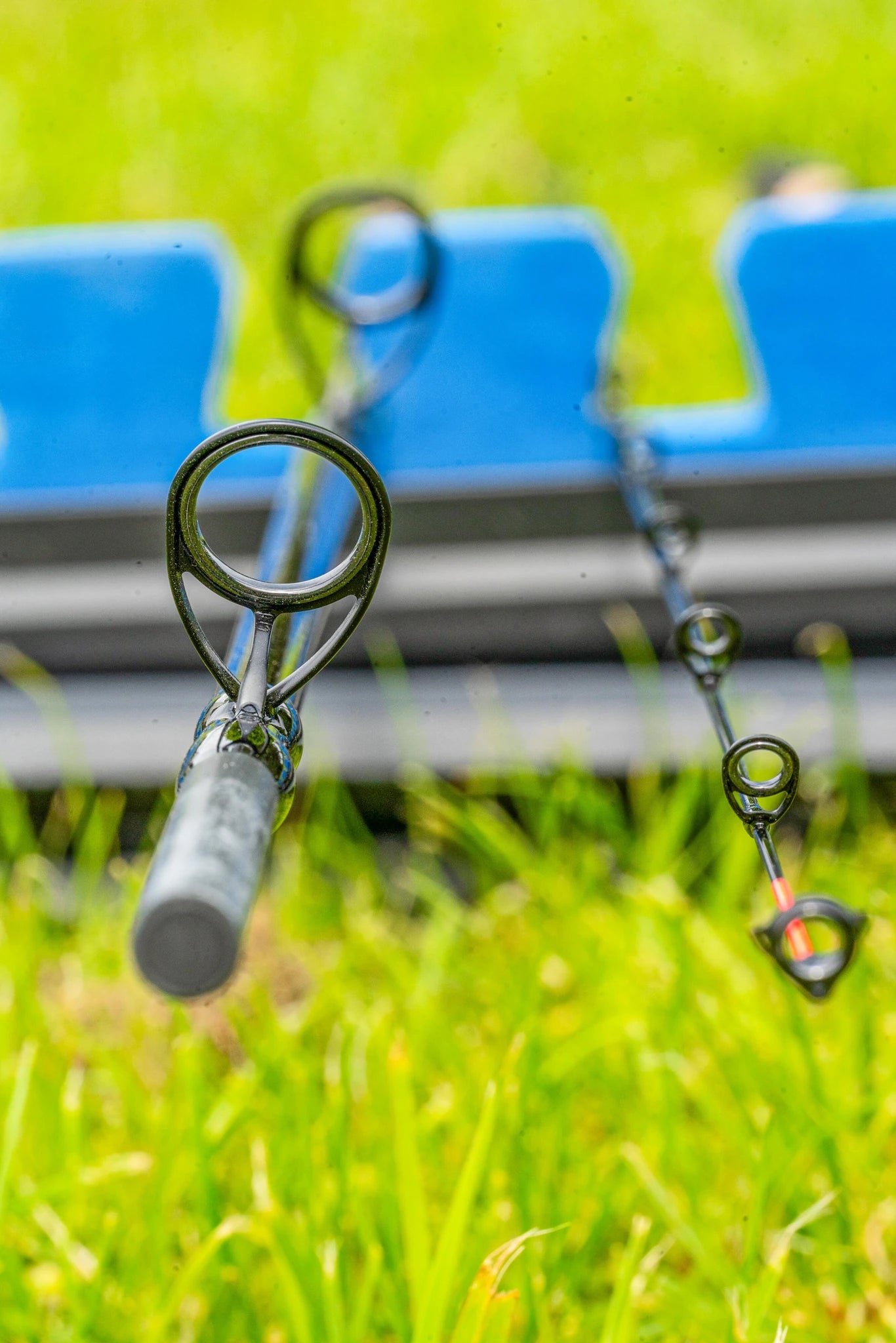 Preston Monster Xtreme Distance Feeder Rods - geleideogen van dichtbij aan de waterkant