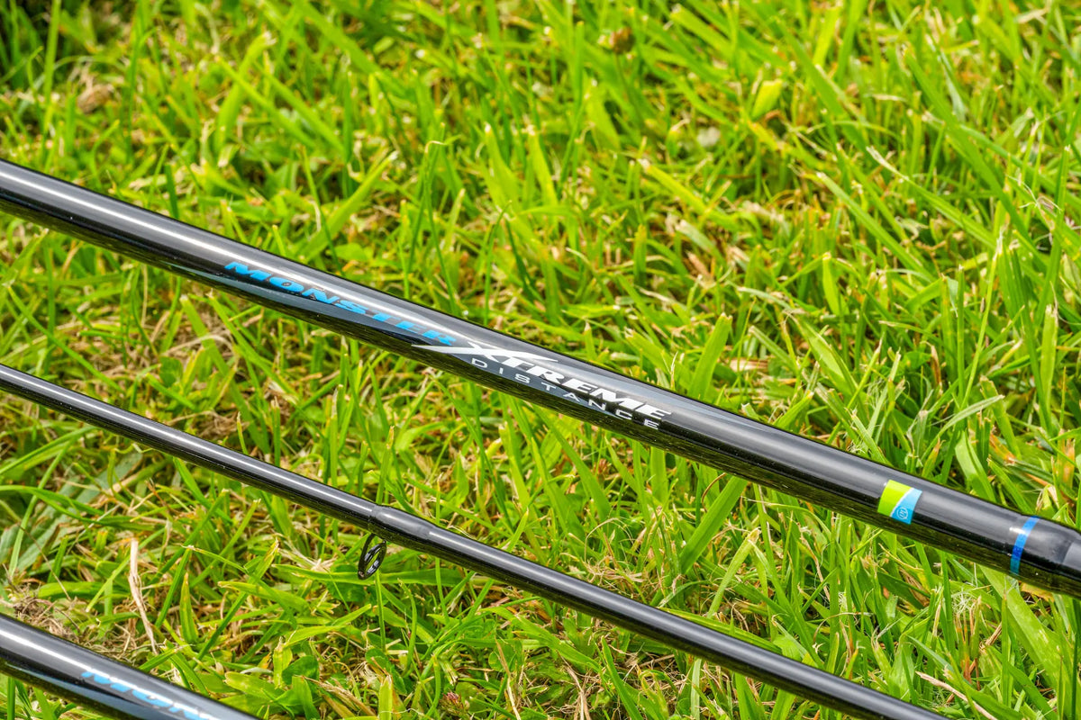 Preston Monster Xtreme Distance Feeder Rods - modelmarkering op de opgestelde hengels