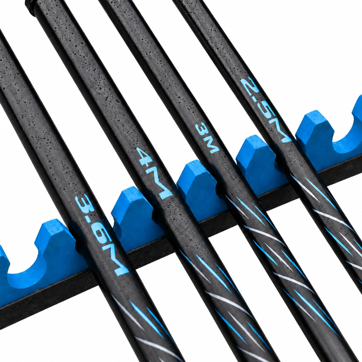 Preston Monster Xtreme Handles – close-up van vier schepnetstelen met maatopdruk op blauwe steun