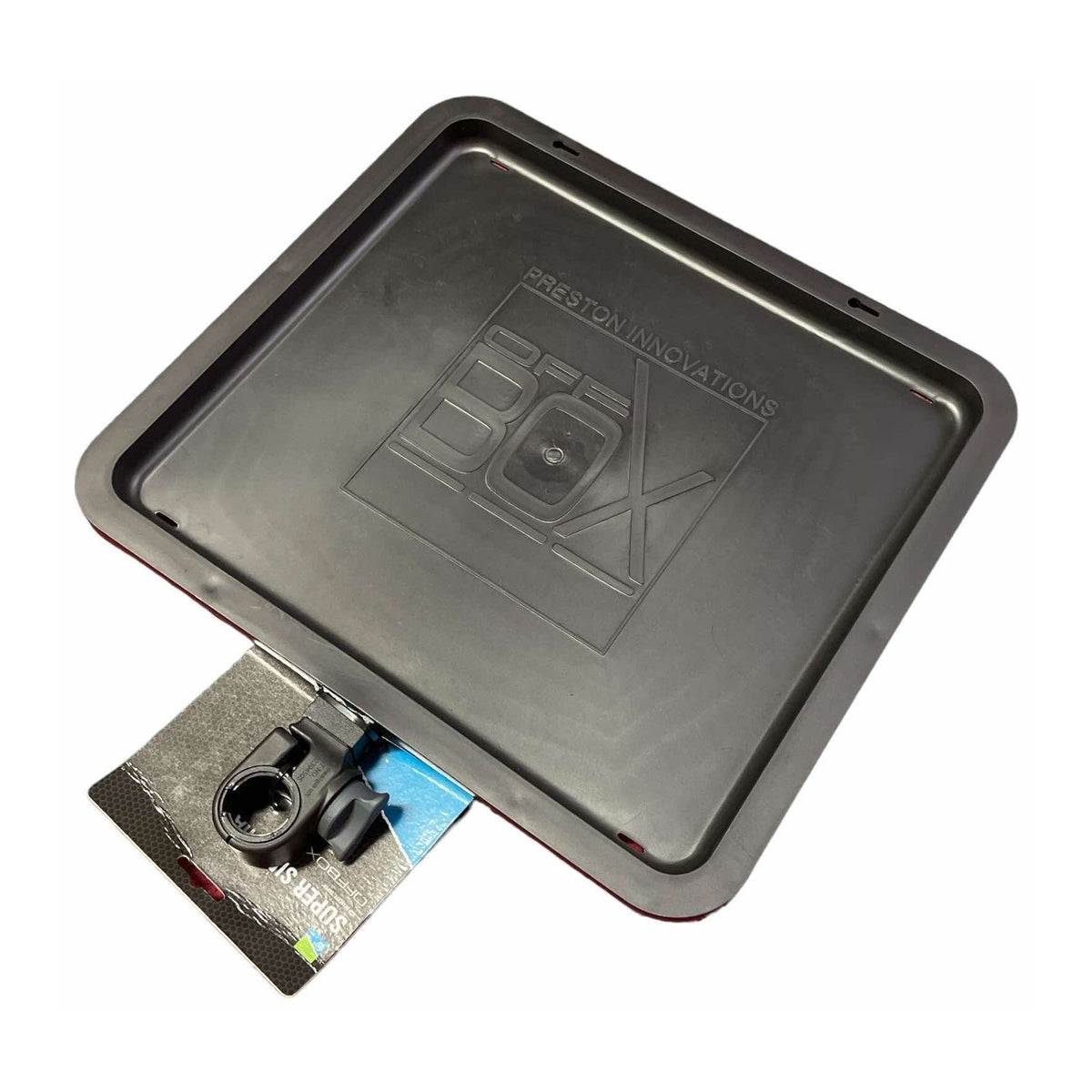 Preston Offbox Super Side Tray – zwart dicht aasblad met verhoogde rand, Offbox-reliëflogo en ronde bevestigingsklem
