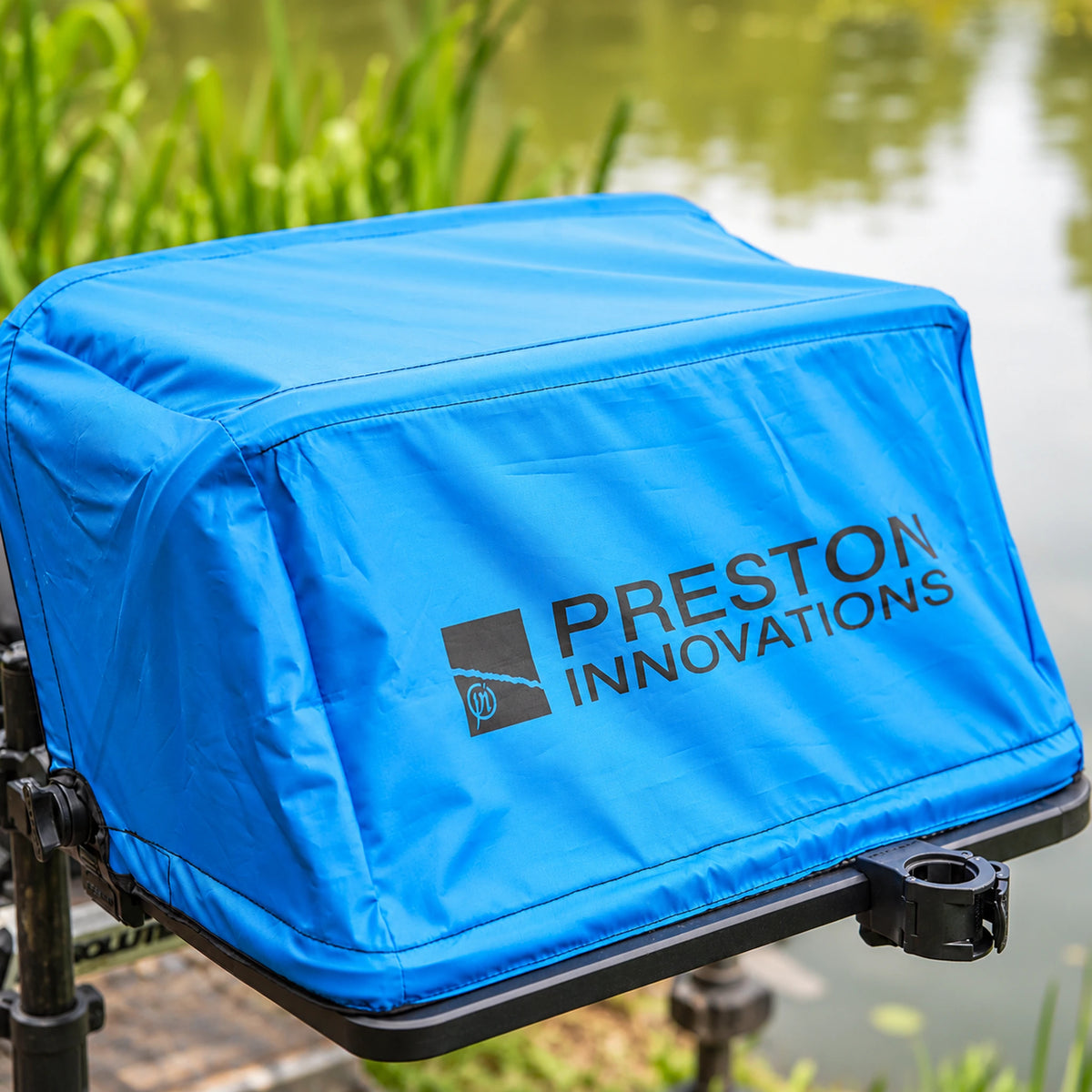 Preston Ventalite Hoodie Side Tray Large P0110112 – gesloten blauwe aaskap aan de waterkant