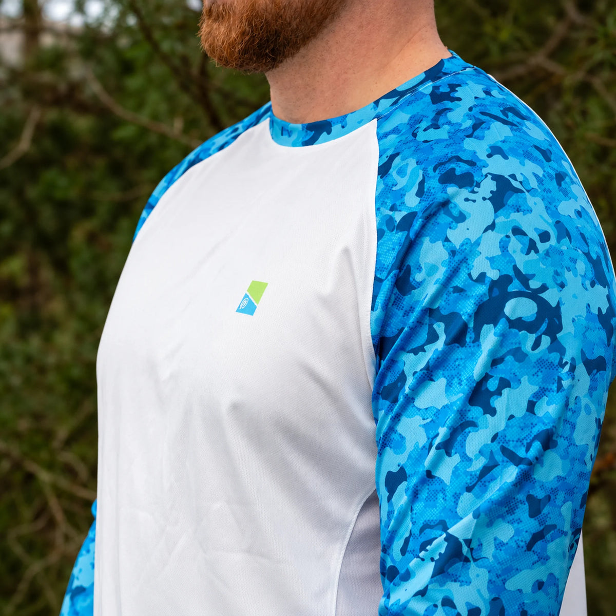 Preston Performance Sun Shirt UPF-35, borstlogo en blauwe camouflage schouder tijdens het dragen