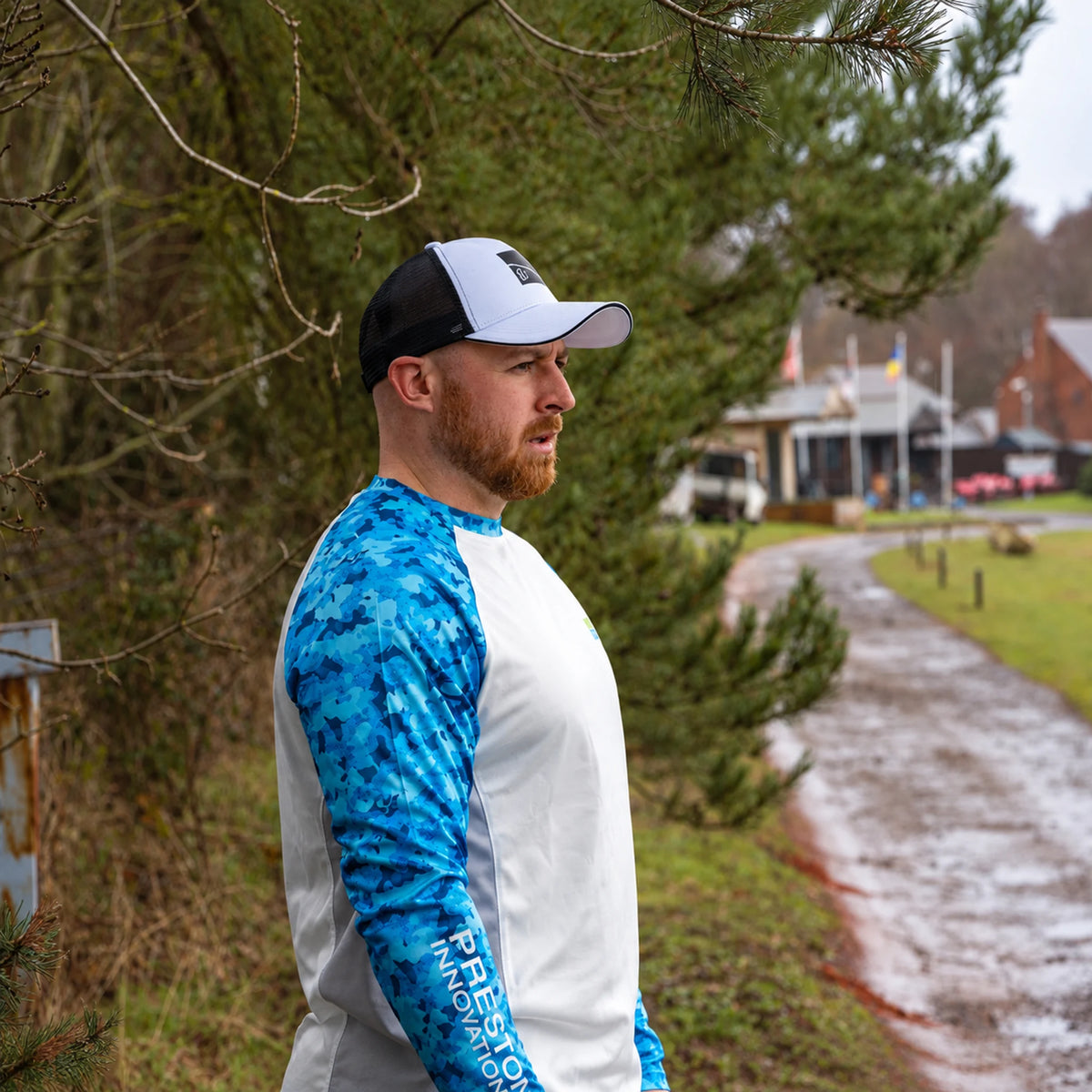 Preston Performance Sun Shirt UPF-35, gedragen aan de waterkant met blauwe camouflagemouw en Preston-opdruk