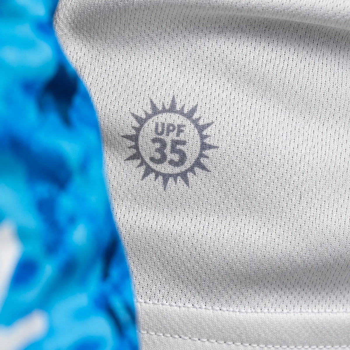 Preston Performance Sun Shirt UPF-35, detail van de zonbeschermingsopdruk en ademende stof met zoom