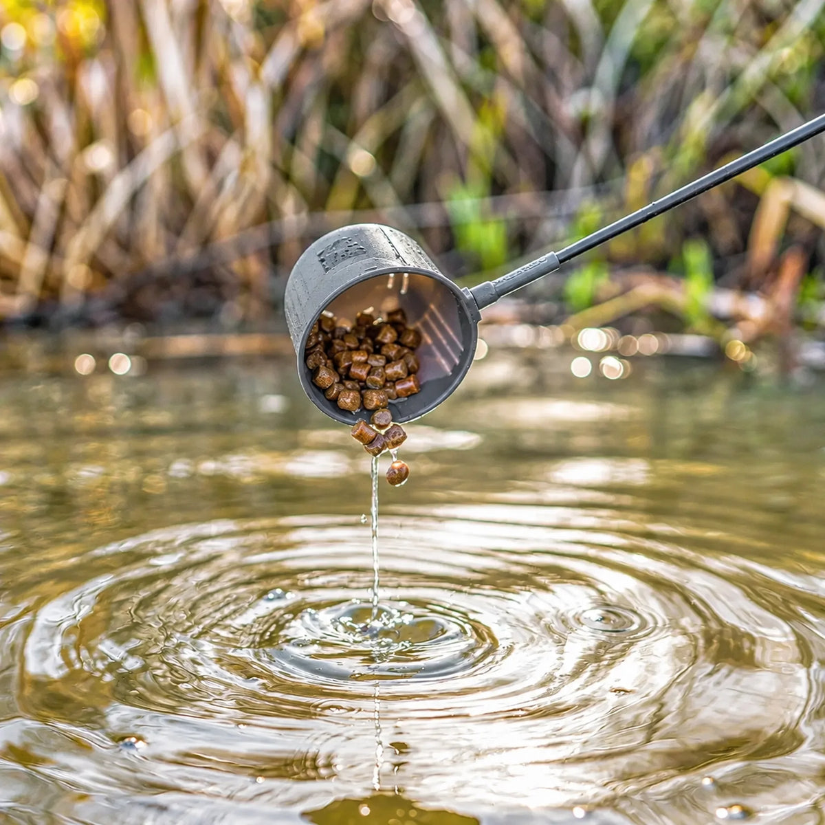 Preston Pole Kup Set met pellets boven het water