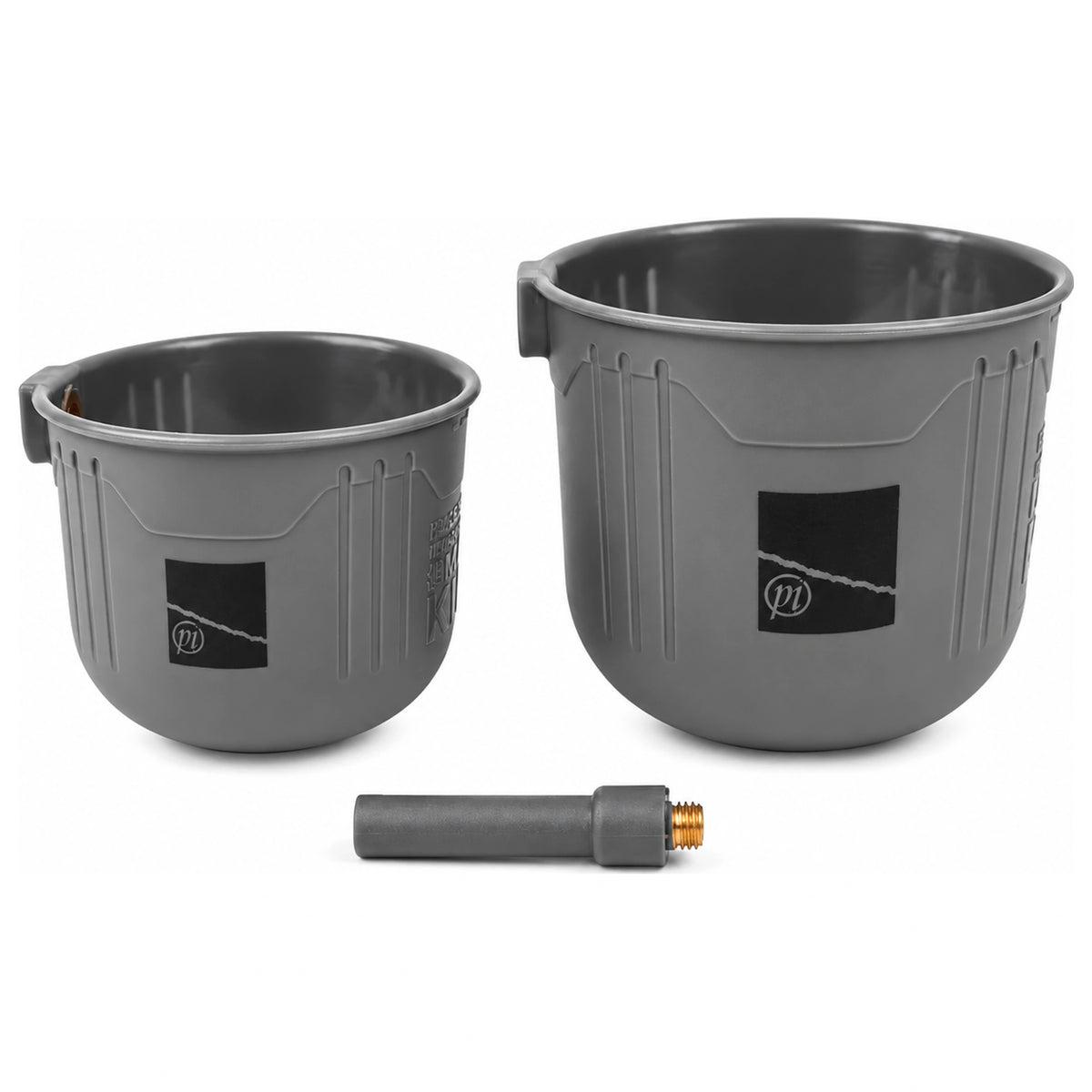 Preston Pole Kup Set – twee grijze voerpotten met zwarte logo’s en adapter met messing schroefdraad