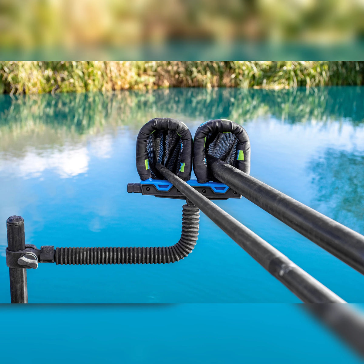 Preston Pole Safe Double Sock – twee hengeldelen ondersteund op een flexibele accessoirearm
