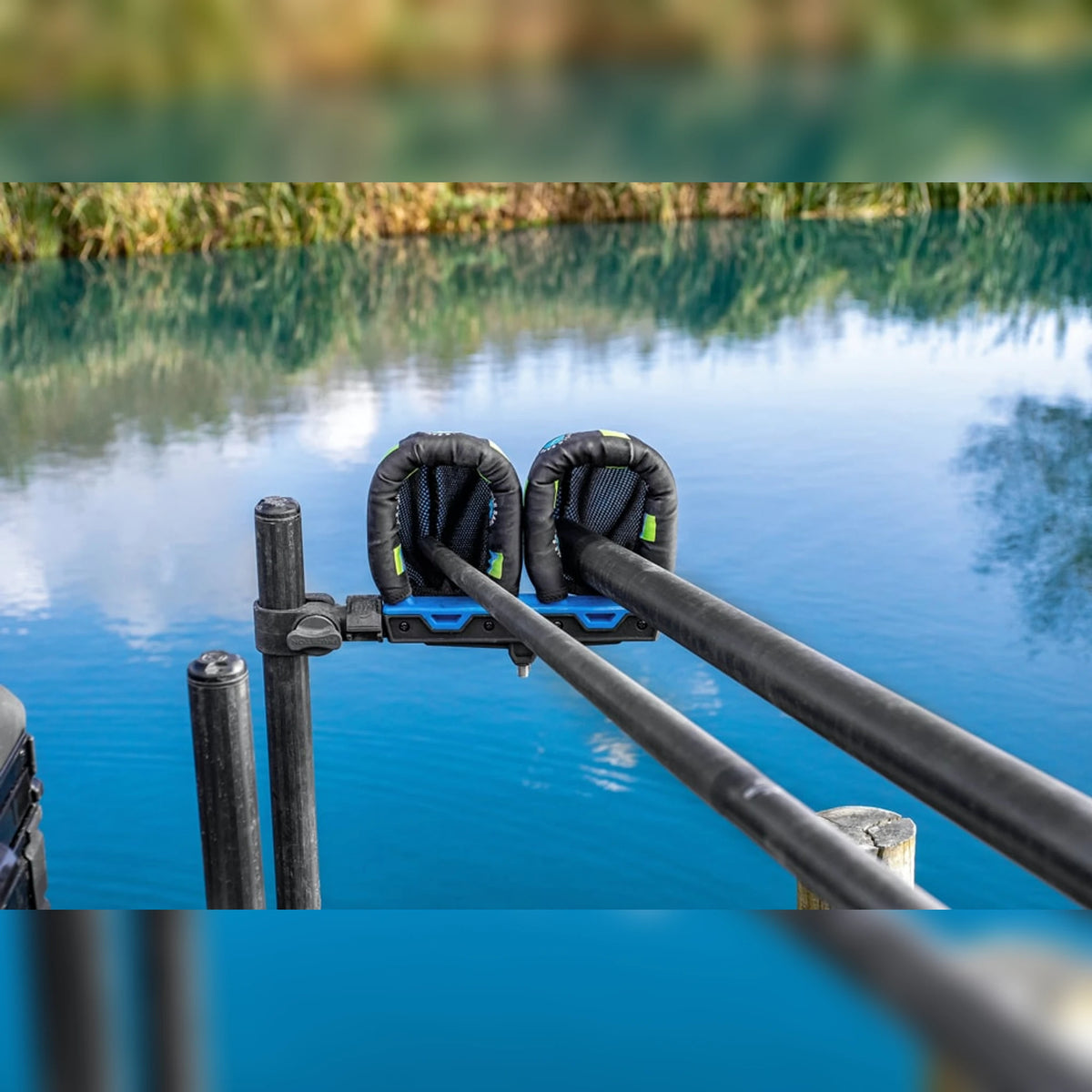 Preston Pole Safe Double Sock – twee hengeldelen ondersteund op een rechte accessoirearm