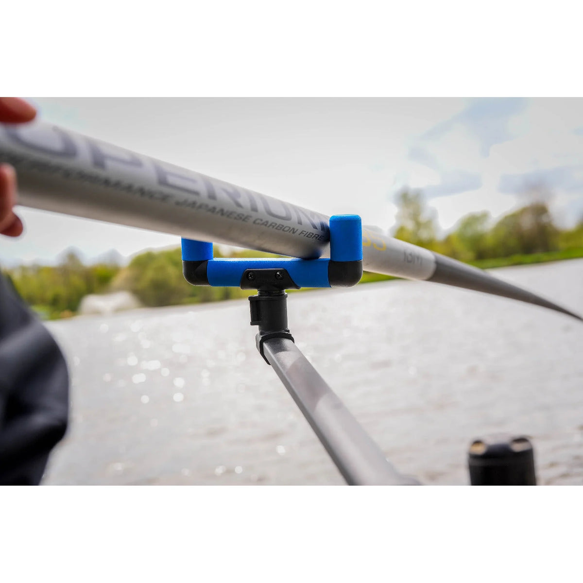 Preston Pole Support System met hengel op voorste steun