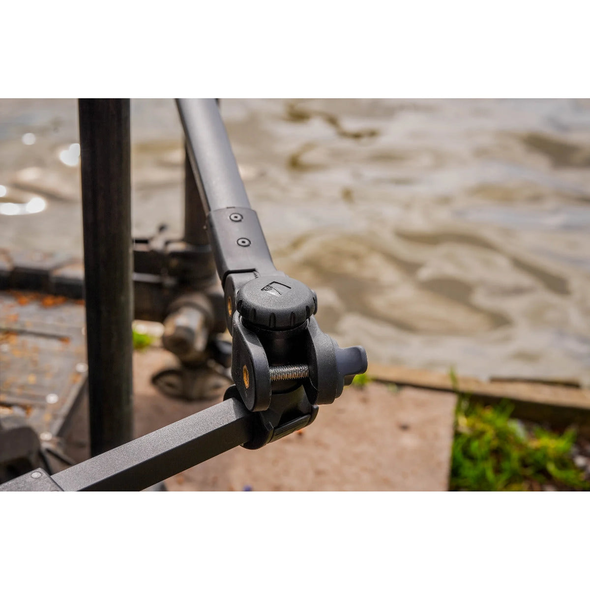 Preston Pole Support System achterklem gemonteerd