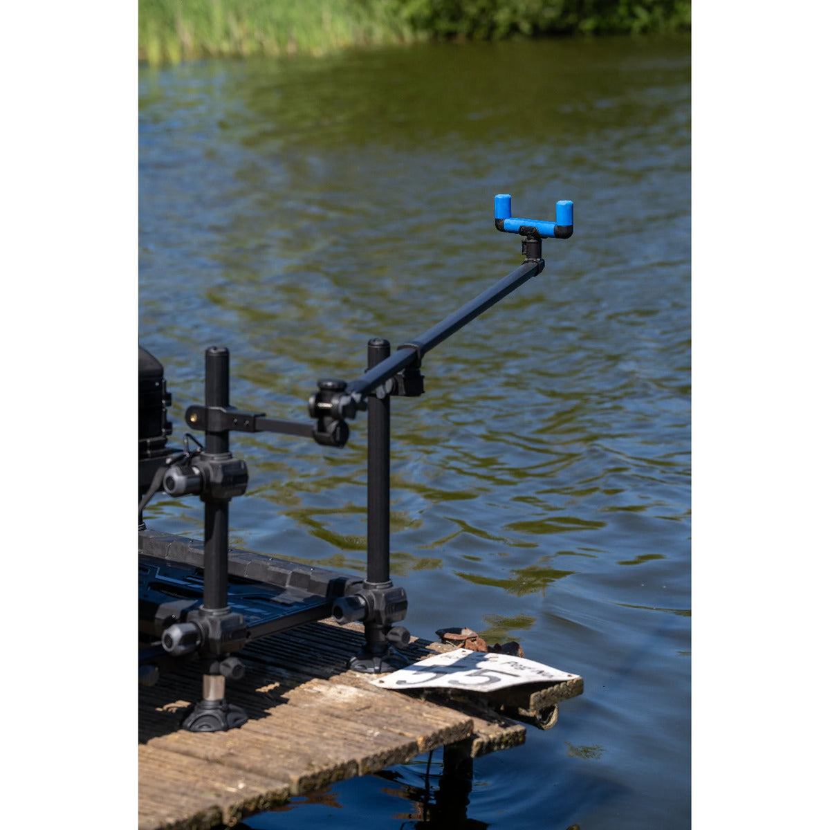 Preston Pole Support System opgesteld aan het water