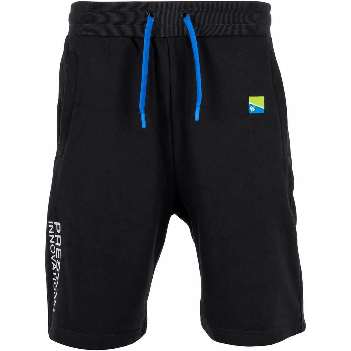 Preston Pro Jogger Shorts – zwarte korte broek van voren met blauwe koorden, zijzakken en logo-opdruk.