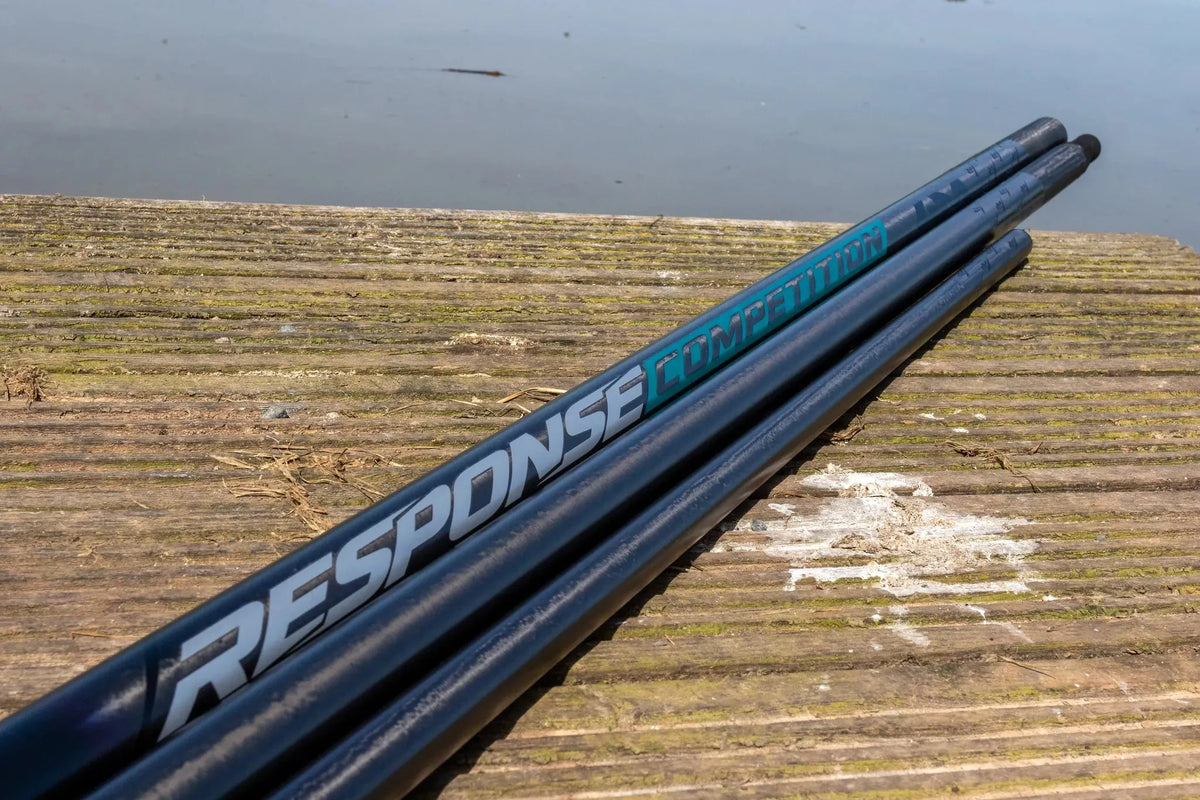 Preston Response Competition 4m, de delen van de schepnetsteel naast elkaar op een houten vissteiger