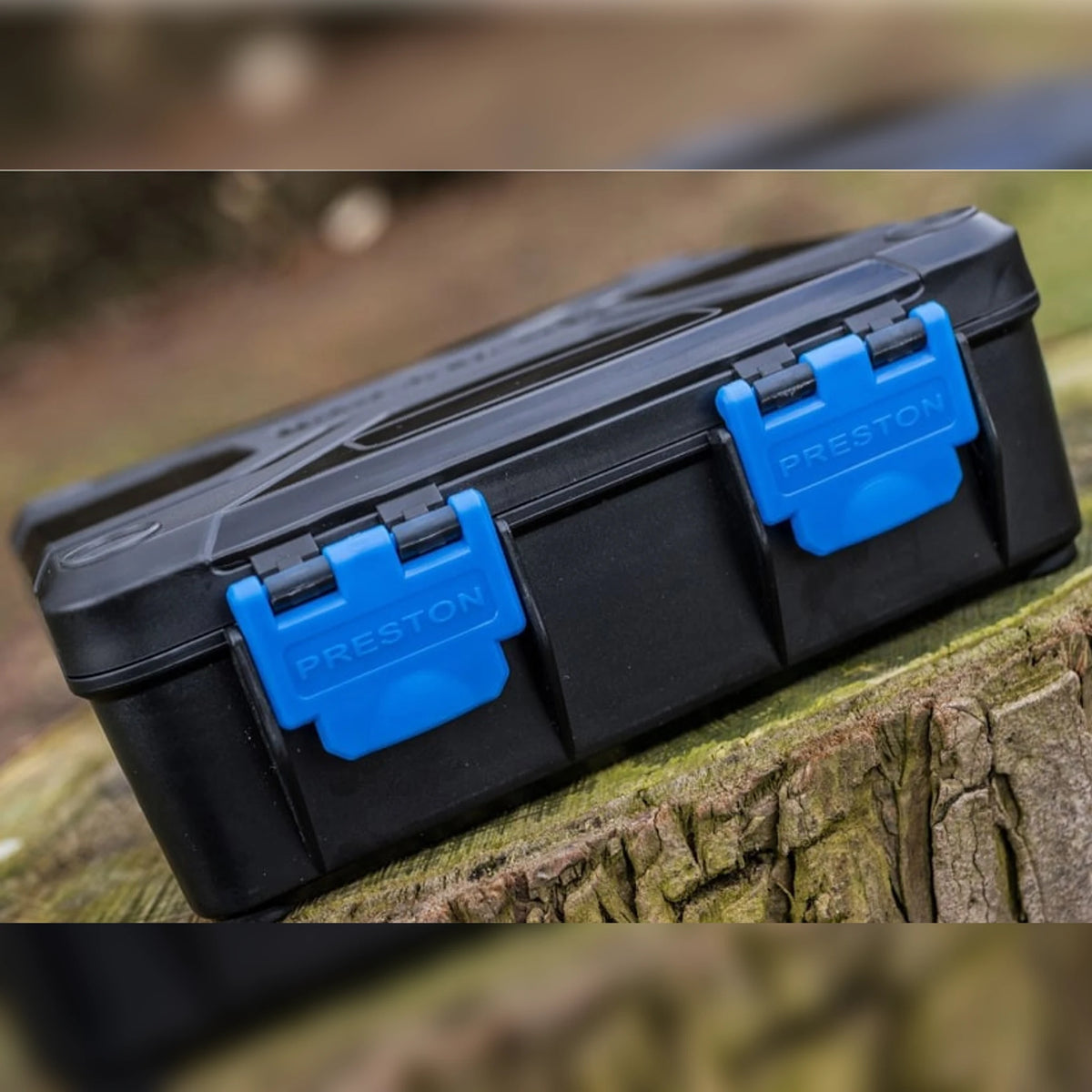 Preston Revalution Storage System – gesloten doos met blauwe Preston-sluitclips