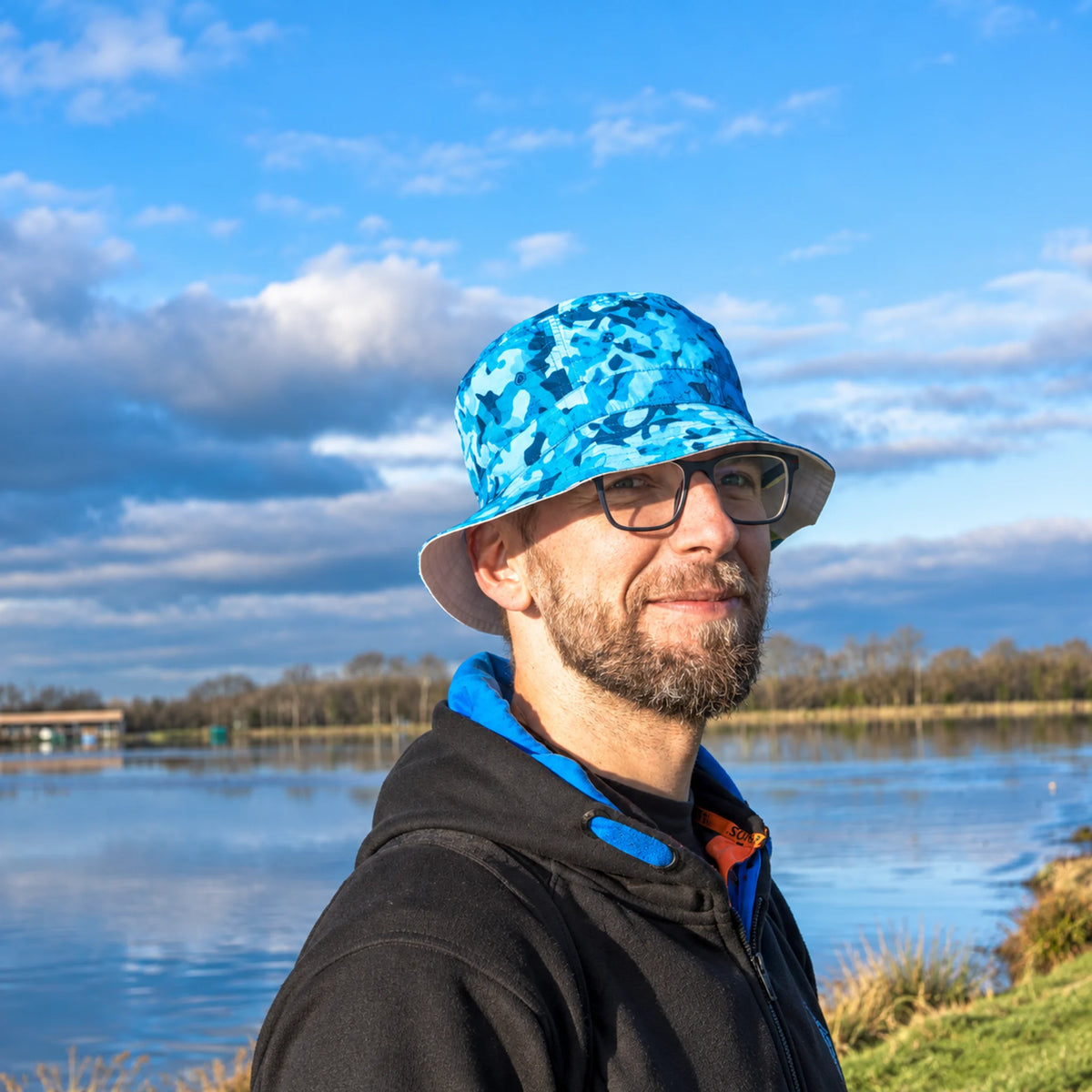 Preston Reversible Bucket Hat P0200619 – blauwe camouflagezijde gedragen aan het water
