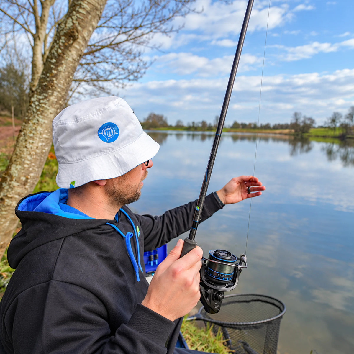 Preston Reversible Bucket Hat P0200619 – witte zijde gedragen tijdens het vissen