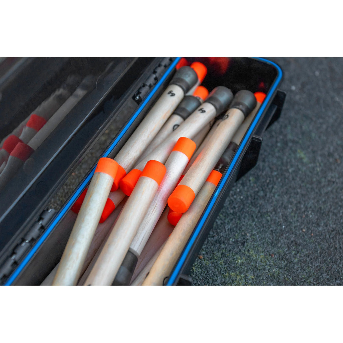 Dobbers in de Preston Revolution Compact Spool Box