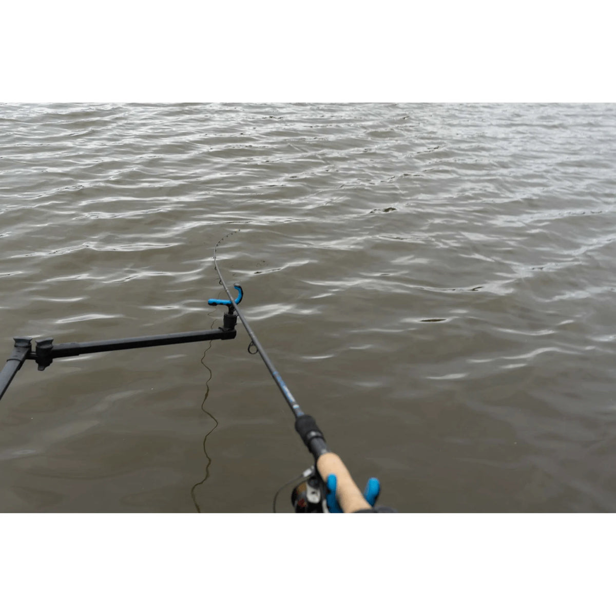 Vissen met een hengel in de Preston Rod Safe Method feedersteun