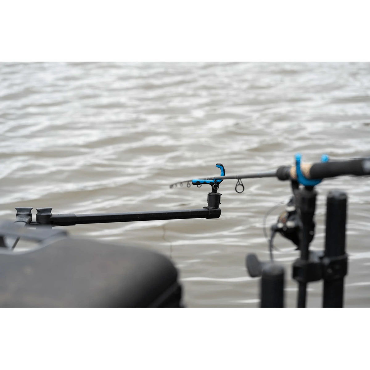 Preston Rod Safe Method feedersteun naast de zitkist