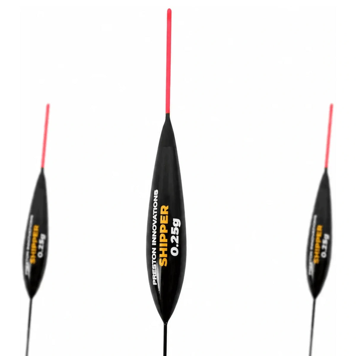 Drie zwarte Preston Shipper dobbers met rode antennes, middelste dobber met opdruk 0.25g
