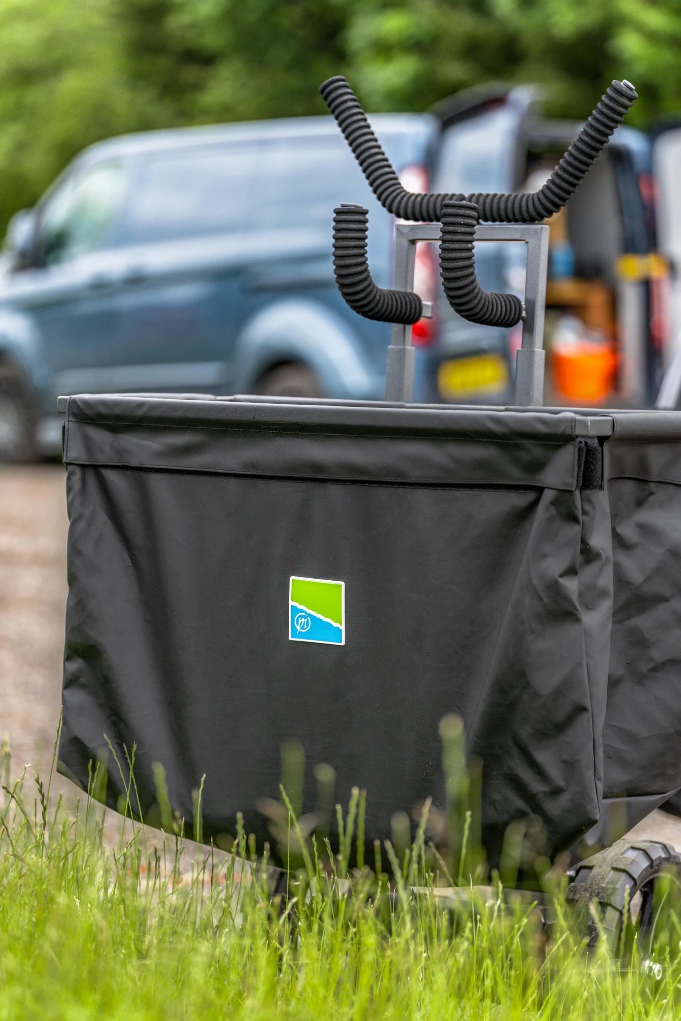 Preston Shuttle Net Bag gemonteerd vooraan op een transportkar
