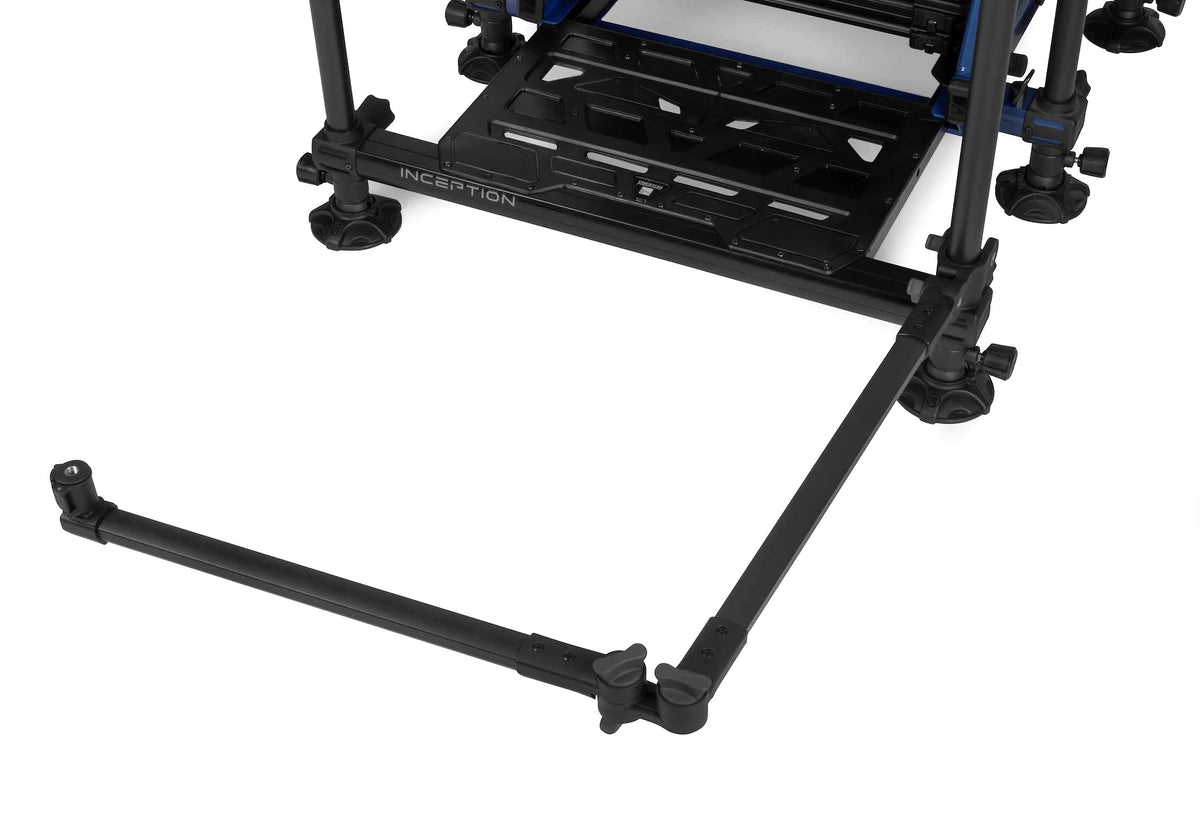 Preston Space Saver 360° Feeder Arm in brede 360-gradenopstelling aan een zitkist