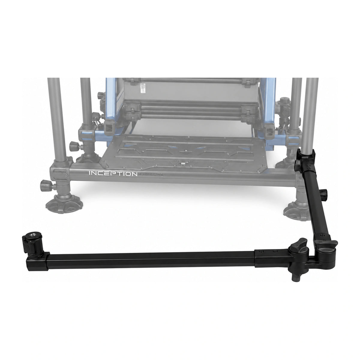 Preston Space Saver 360° Feeder Arm met gebogen armpositie en vervaagde zitkist als montagecontext