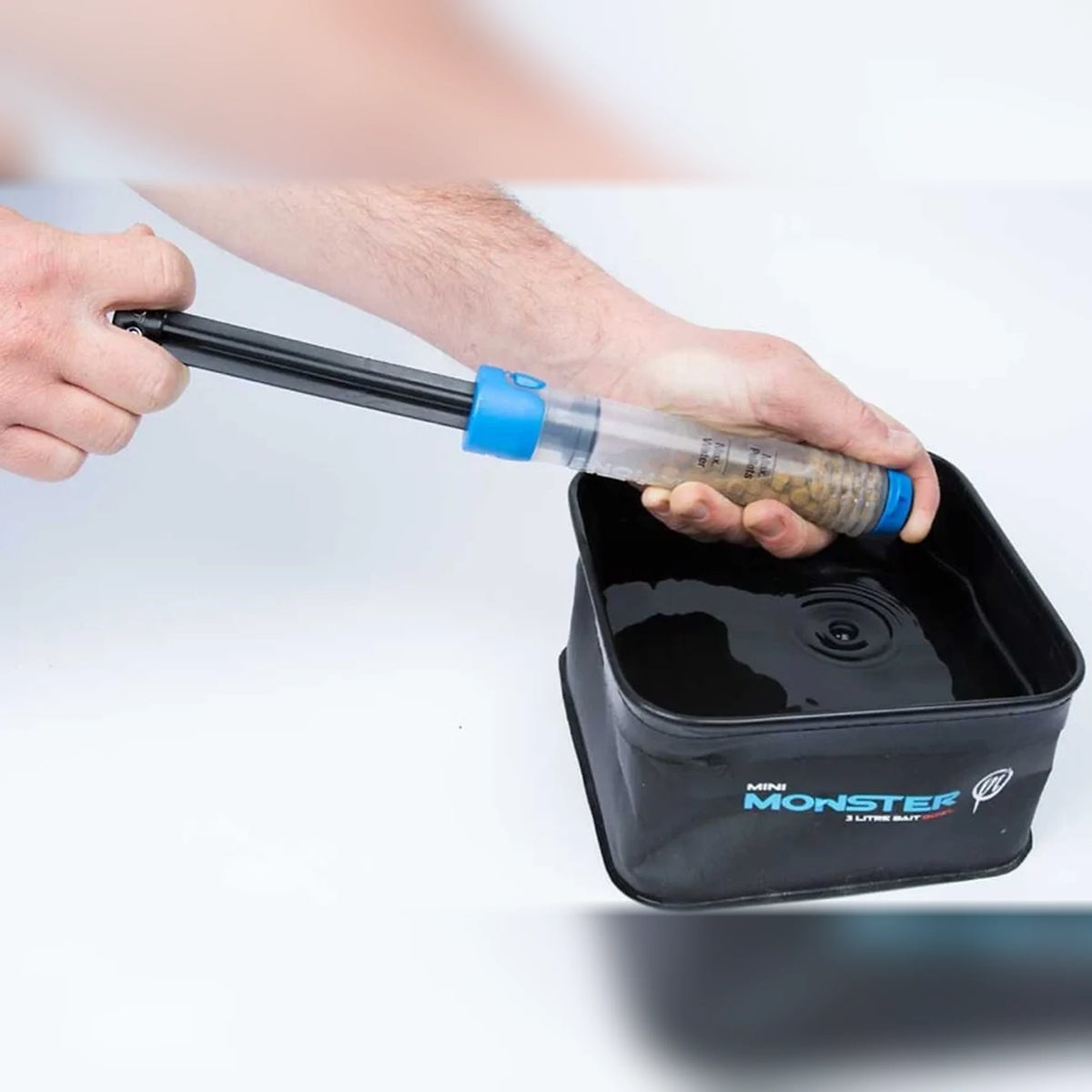 Preston Super Pellet Pump vacuümpomp boven een aasbak