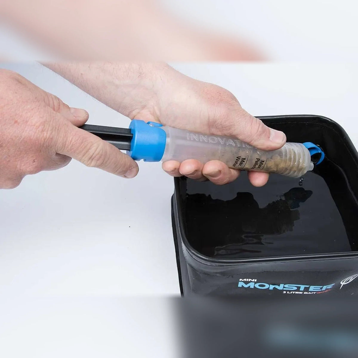 Preston Super Pellet Pump laat water uit de pomp lopen