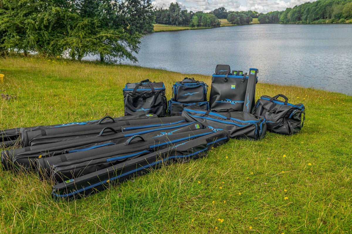 Preston Supera X Carryall naast overige tassen en foedralen uit de Supera X-bagagereeks aan de waterkant