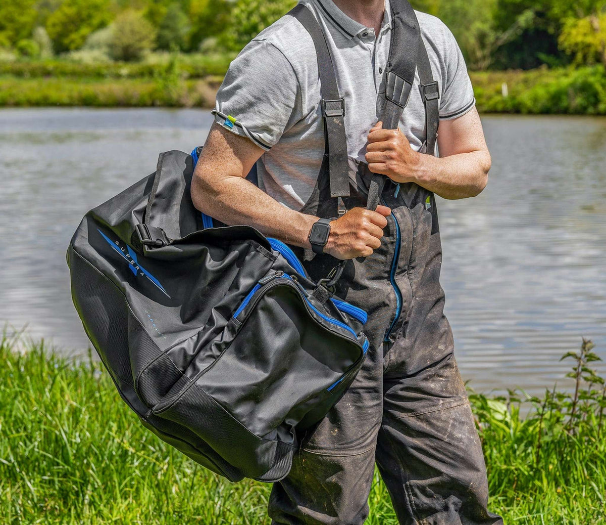 Preston Supera X Carryall gedragen met de gevoerde schouderriem aan de waterkant