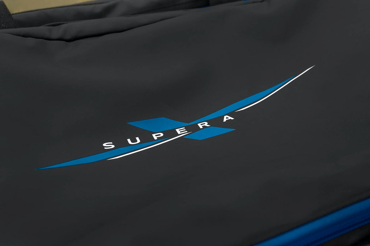 Preston Supera X Carryall met detail van het blauwe en witte Supera X-logo op de voorflap
