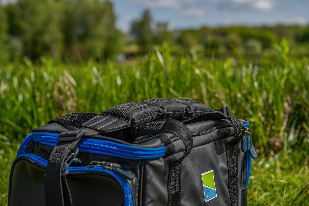 Preston Supera X Compact Carryall: gevoerde handgrepen en schouderriem boven op de tas