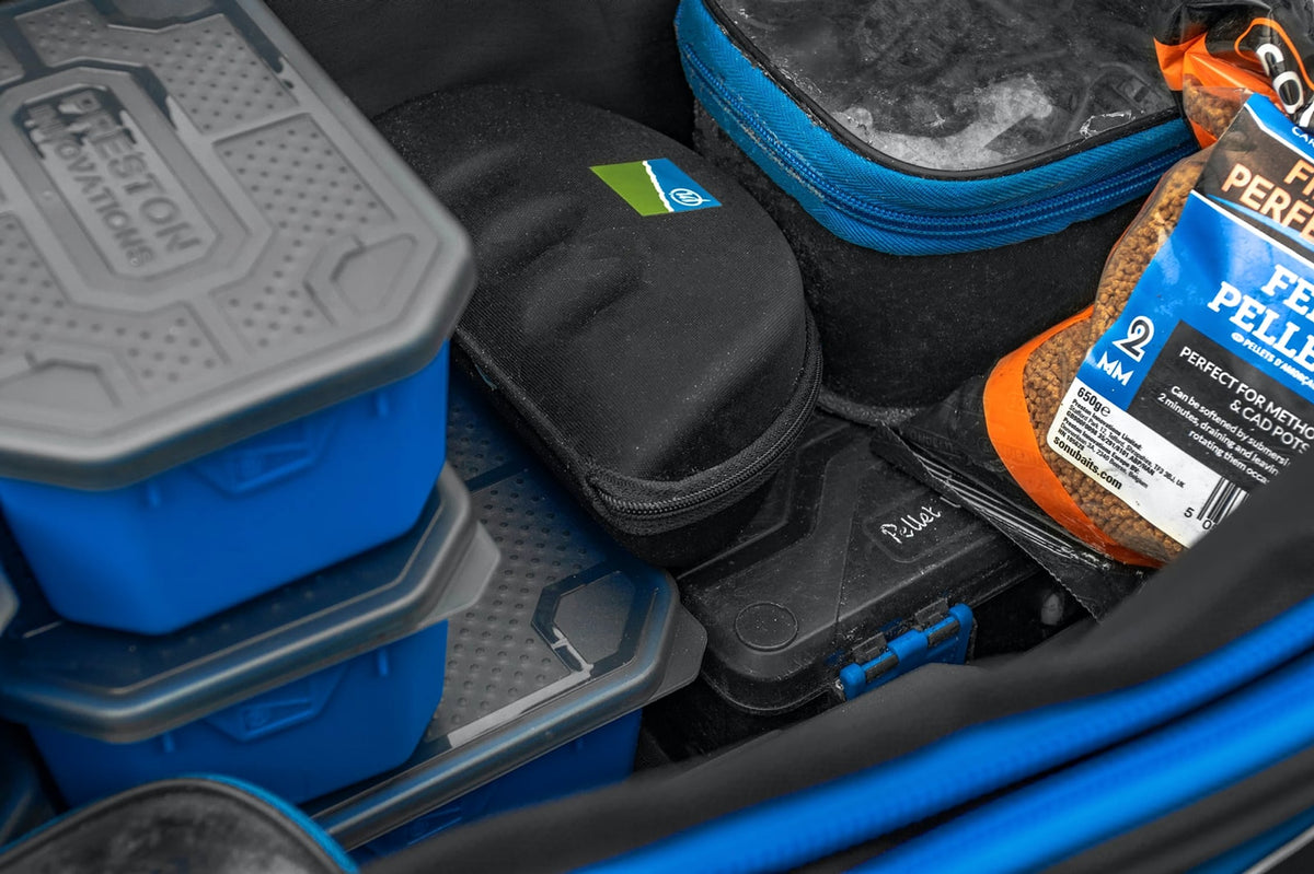 Preston Supera X Compact Carryall: detail van aasdozen, feederdoos en voer in het binnenvak