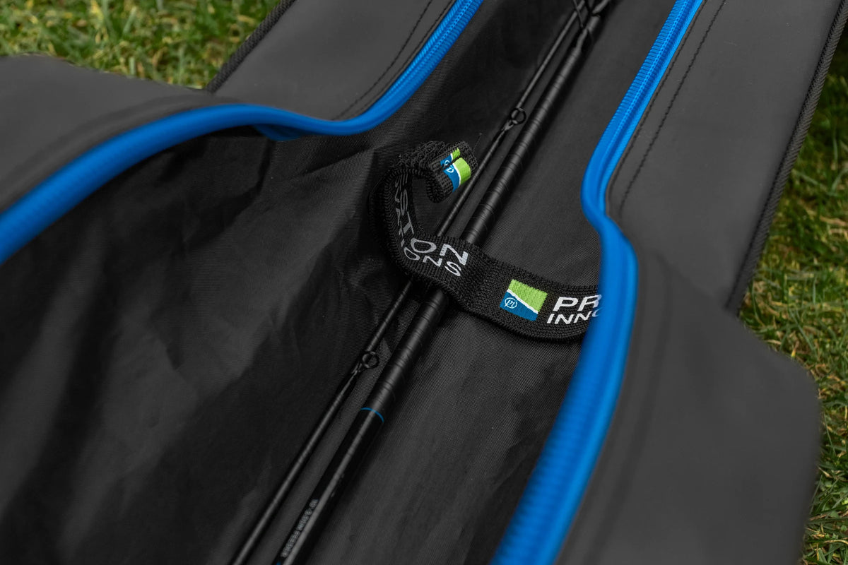 Binnenzijde van het Preston Supera X Compact Ready Rod-foedraal met blauwe rits, hengeldelen en Preston-bevestigingsbanden