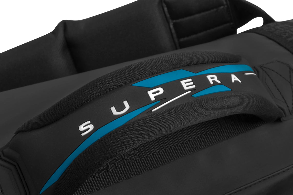 Gevoerde draagriem van het Preston Supera X Compact Ready Rod-foedraal met blauw-witte SUPERA-opdruk en zwarte banden