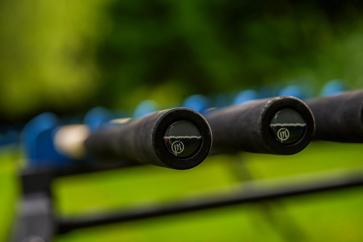 Preston Supera X Distance Feeder – twee zwarte handgrepen met ronde einddoppen en Preston-logo op een hengelsteun