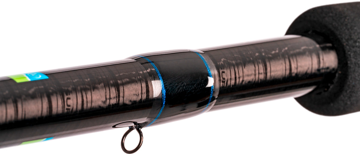 Preston Supera X Distance Feeder – detail van het kleine metalen haakoog onder de carbonblank met blauwe sierwikkelingen bij de EVA-handgreep