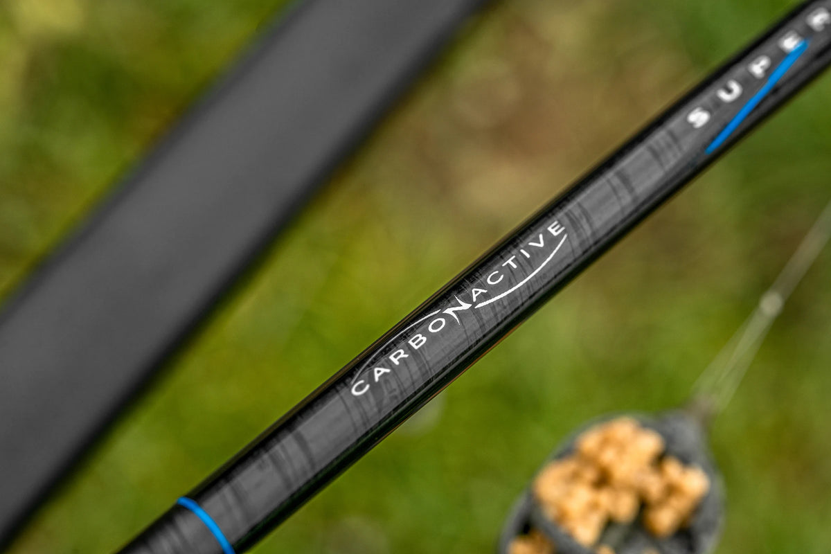 Preston Supera X feederhengel – detail van de carbonblank met Carbonactive- en Supera-opdruk