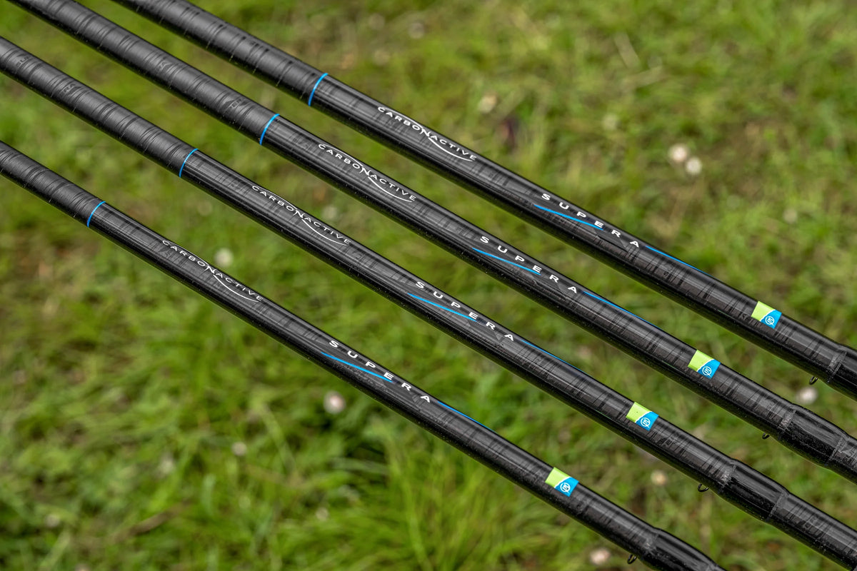 Preston Supera X feederhengels – vier carbonblanks met merk- en modelopdruk naast elkaar
