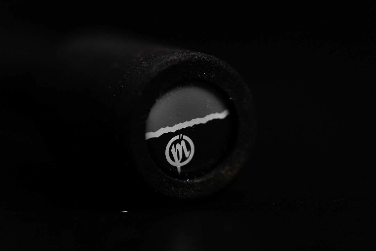 Preston Supera X Float-hengel, detail van de buttdop met Preston-embleem