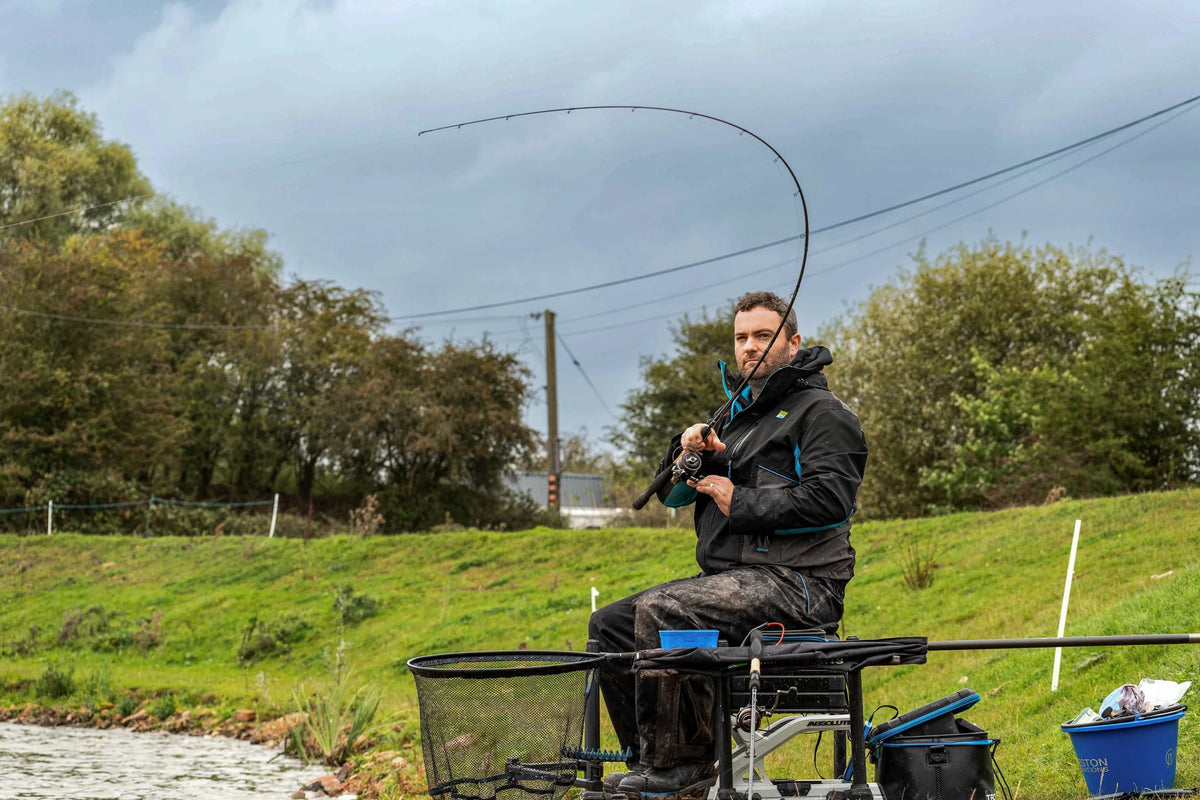Preston Supera X Float-hengel in actie tijdens het drillen, gefotografeerd naast de zitkist aan het water